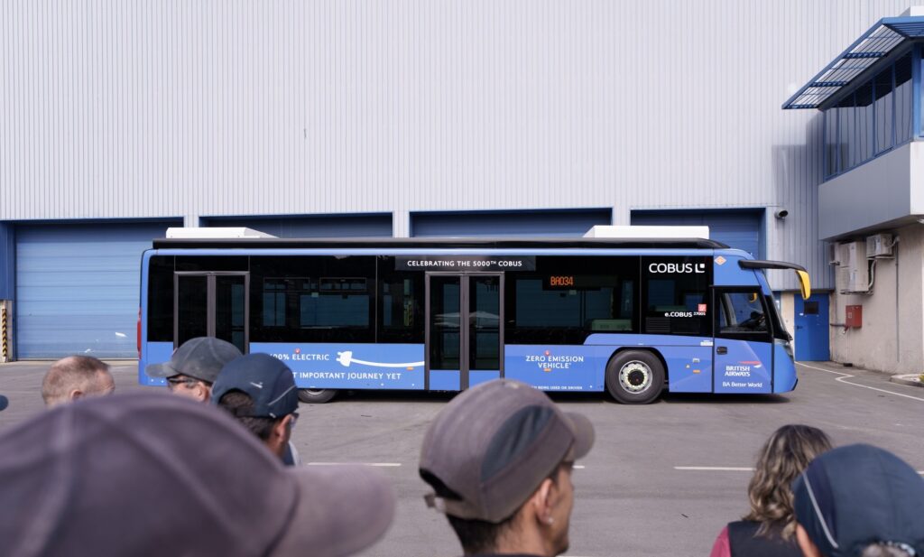 COBUS przyspiesza elektryfikację lotnisk. Litwa kupuje 12 e-busów, Anglia świętuje 5000. egzemplarz,