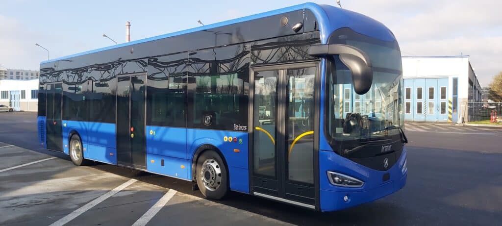 Dwa pierwsze nowe elektrobusy Irizara w zmienionej stylistyce już w MPK Kraków. Hiszpański producent umacnia swoją pozycję w taborze miasta / fot. MPK Kraków