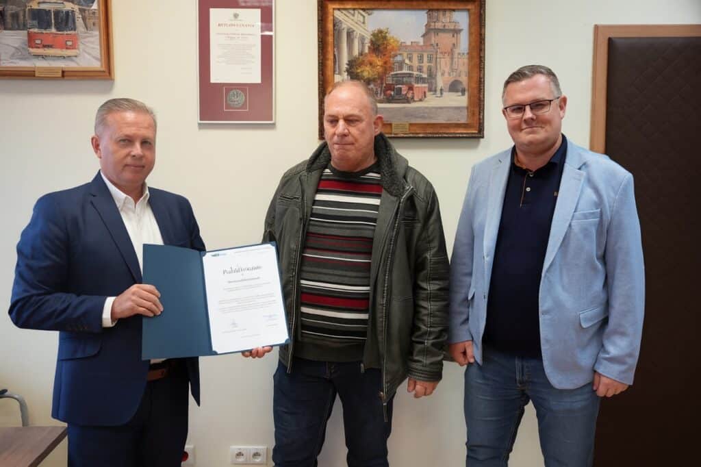 Empatia za kierownicą. Kierowca MZK Puławy nagrodzony za pomoc starszej kobiecie