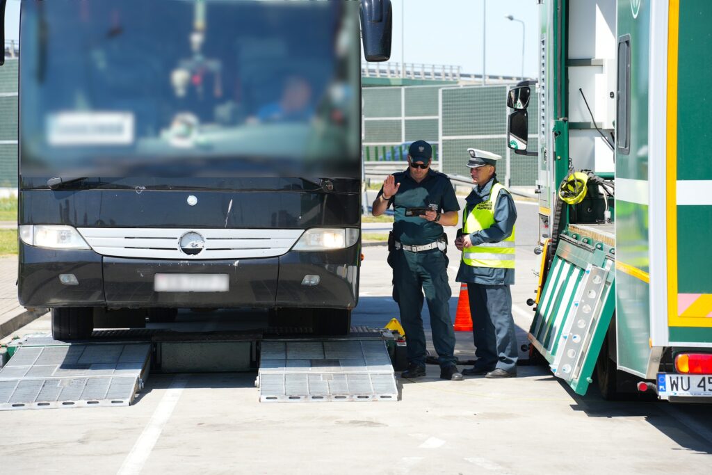 Kontrola autobusów przez ITD - zdjęcie poglądowe