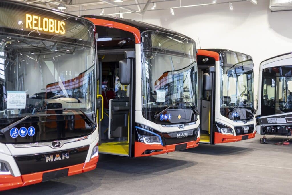 Starachowice. w październiku zastępca prezydenta ds. mobilności i bezpieczeństwa Piotr Borawski, dyrektor ZTM Łukasz Kłos i prezes firmy Relobus, Tomasz Rochowicz odwiedzili fabryk MAN w Starachowicach gdzie przyglądali się produkcji nowych autobusów, które obsługiwać będą mieszkańców Gdańska