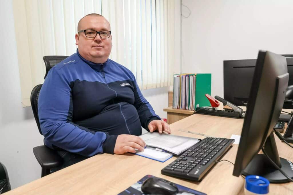 Dominik Sas spełnia swoje największe marzenie – staż w Zakładzie Komunikacji Miejskiej w Polkowicach / fot. UG Polkowice