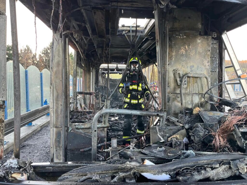 Pożar autobusu pod Chrastavą: pasażerowie ewakuowani, nikt nie ucierpiał / fot. HZS LBK