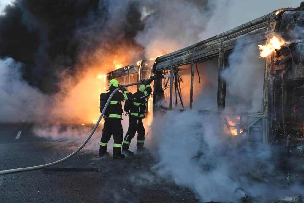 Pożar autobusu pod Chrastavą: pasażerowie ewakuowani, nikt nie ucierpiał
