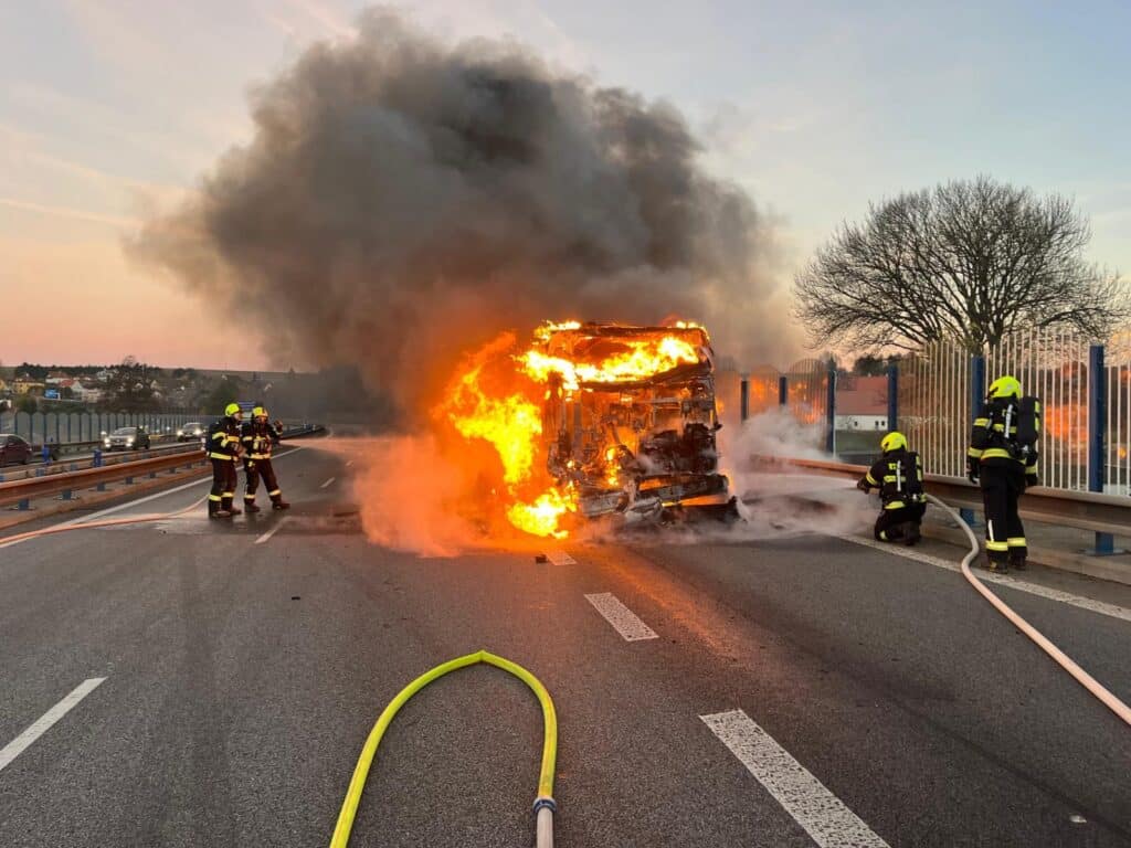 Pożar autobusu pod Chrastavą: pasażerowie ewakuowani, nikt nie ucierpiał