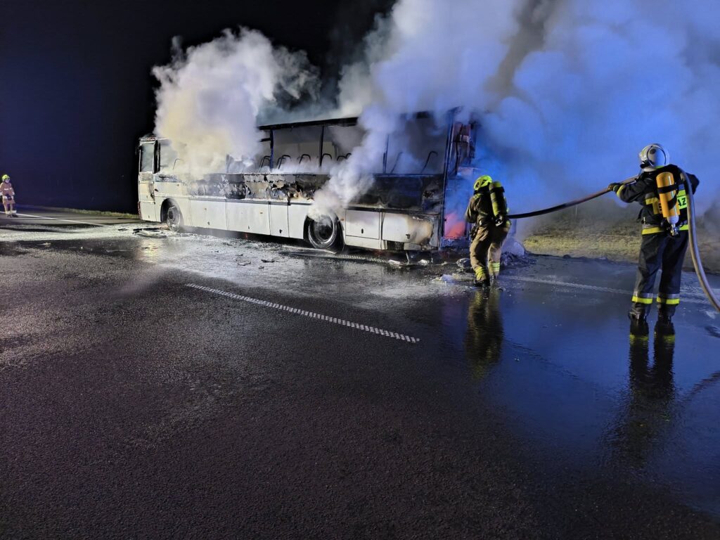 Pomorskie: Spłonął autobus na S11. Kierowca ewakuował się w ostatniej chwili