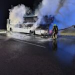 Spłonął autobus na S11. Kierowca cudem uniknął tragedii
