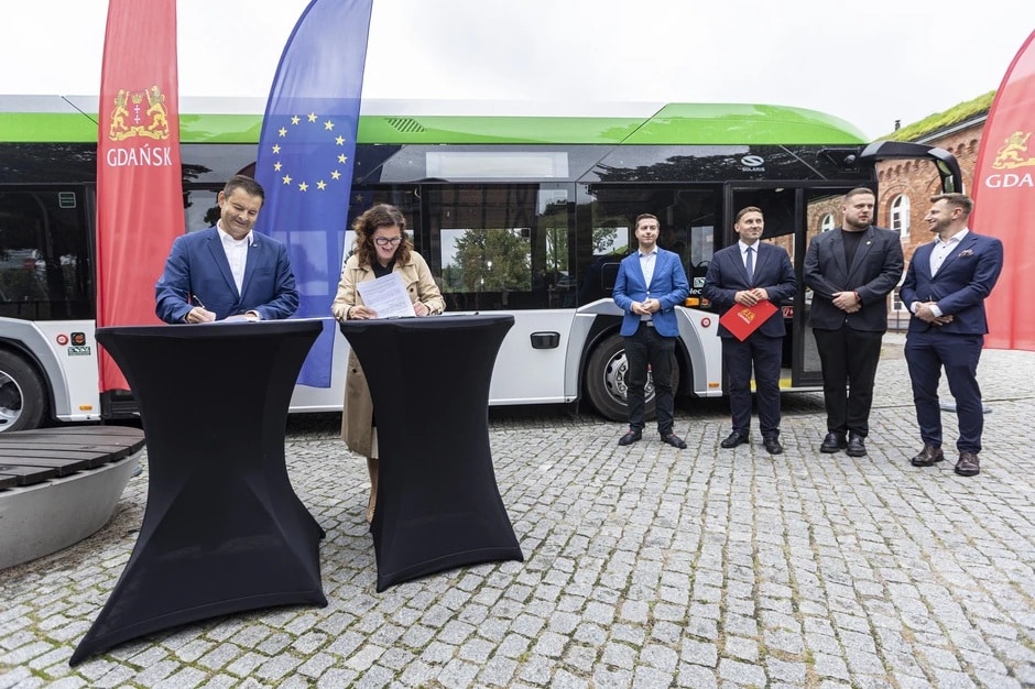 Podpisanie umowy na dostawę 30 elektrycznych autobusów miejskich marki Solaris / fot. Piotr Wittman/gdansk.pl