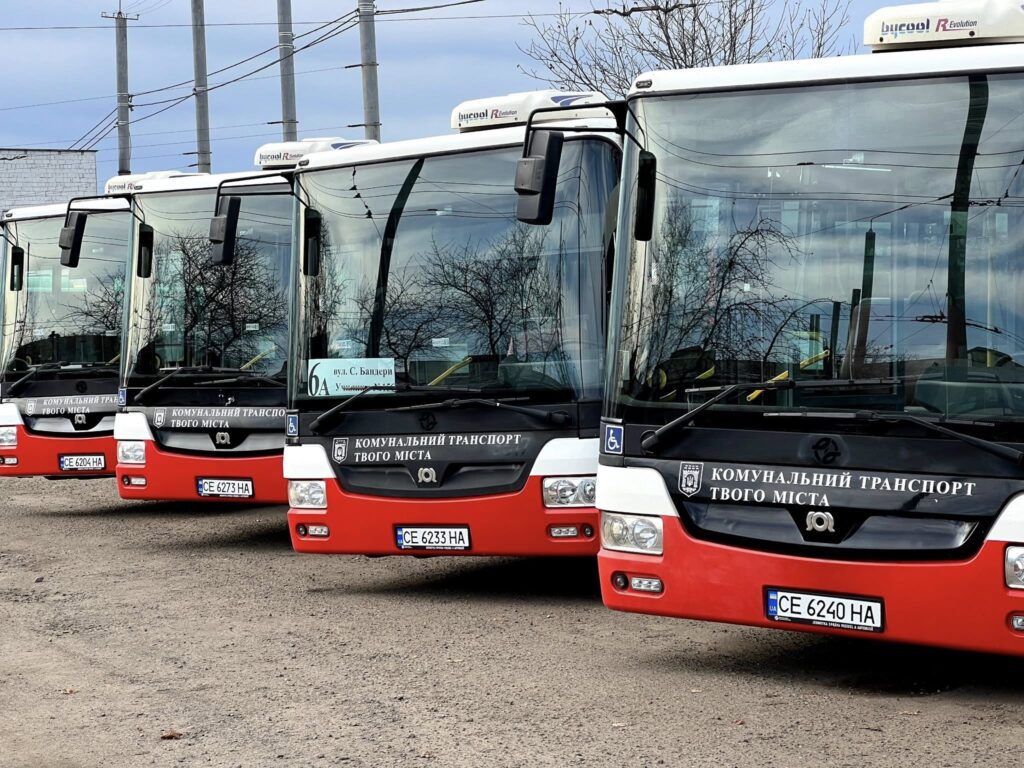 Nowe używane autobusy z DPP Praga, która wspiera ukraiński transport publiczny / fot. UM Czerniowce