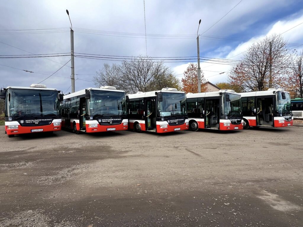 Nowe używane autobusy z DPP Praga, która wspiera ukraiński transport publiczny / fot. UM Czerniowce