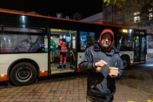 Autobus SOS znów rusza w trasę. Mobilna pomoc dla osób w kryzysie bezdomności