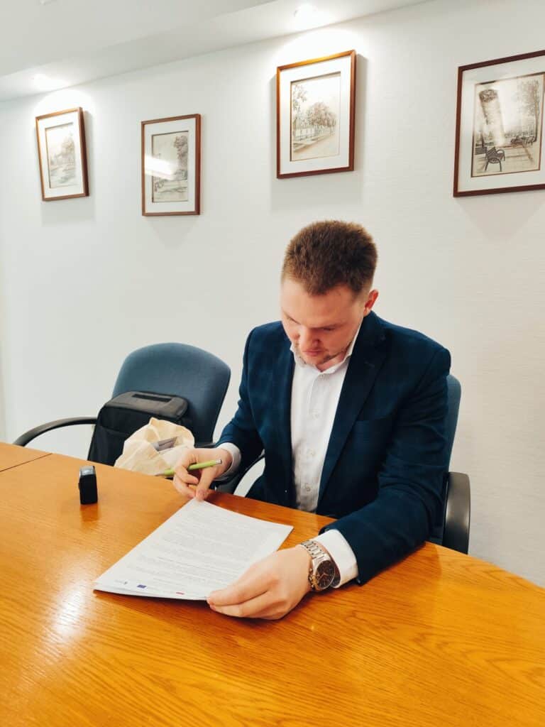 Burmistrz Krzysztof Paśnik podpisał umowę z firmą Ecovia Sp. z o.o. z siedzibą w Redzikowie, reprezentowaną przez Filipa Kotasa – pełnomocnika spółki / fot. Lubartów