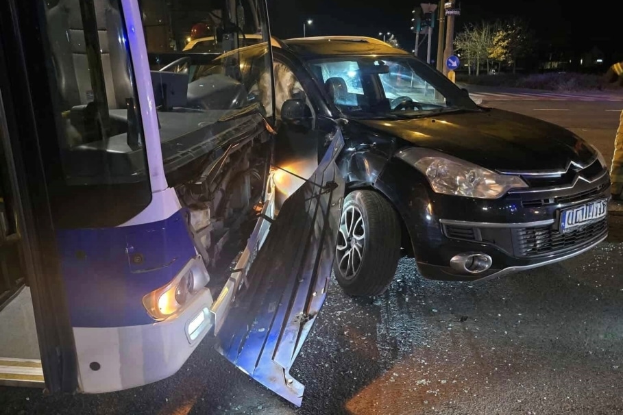 Nietypowy wypadek w Bydgoszczy. Dwa autobusy MZK uderzyły w to samo auto fot. Heron15 Pomoc Drogowa Bydgoszcz 24h Andruszczenko Krystian