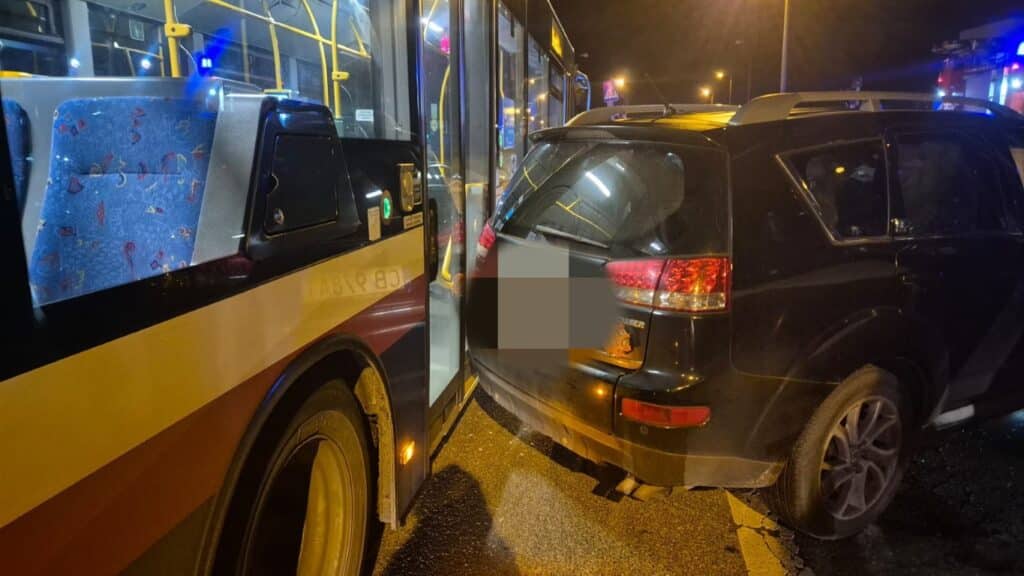 Zderzenie autobusów z autem na os. Tatrzańskim / fot. KM PSP Bydgoszcz