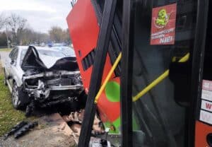 Puławy: Pijany kierowca zdemolował autobus miejski. Cudem obyło się bez ofiar