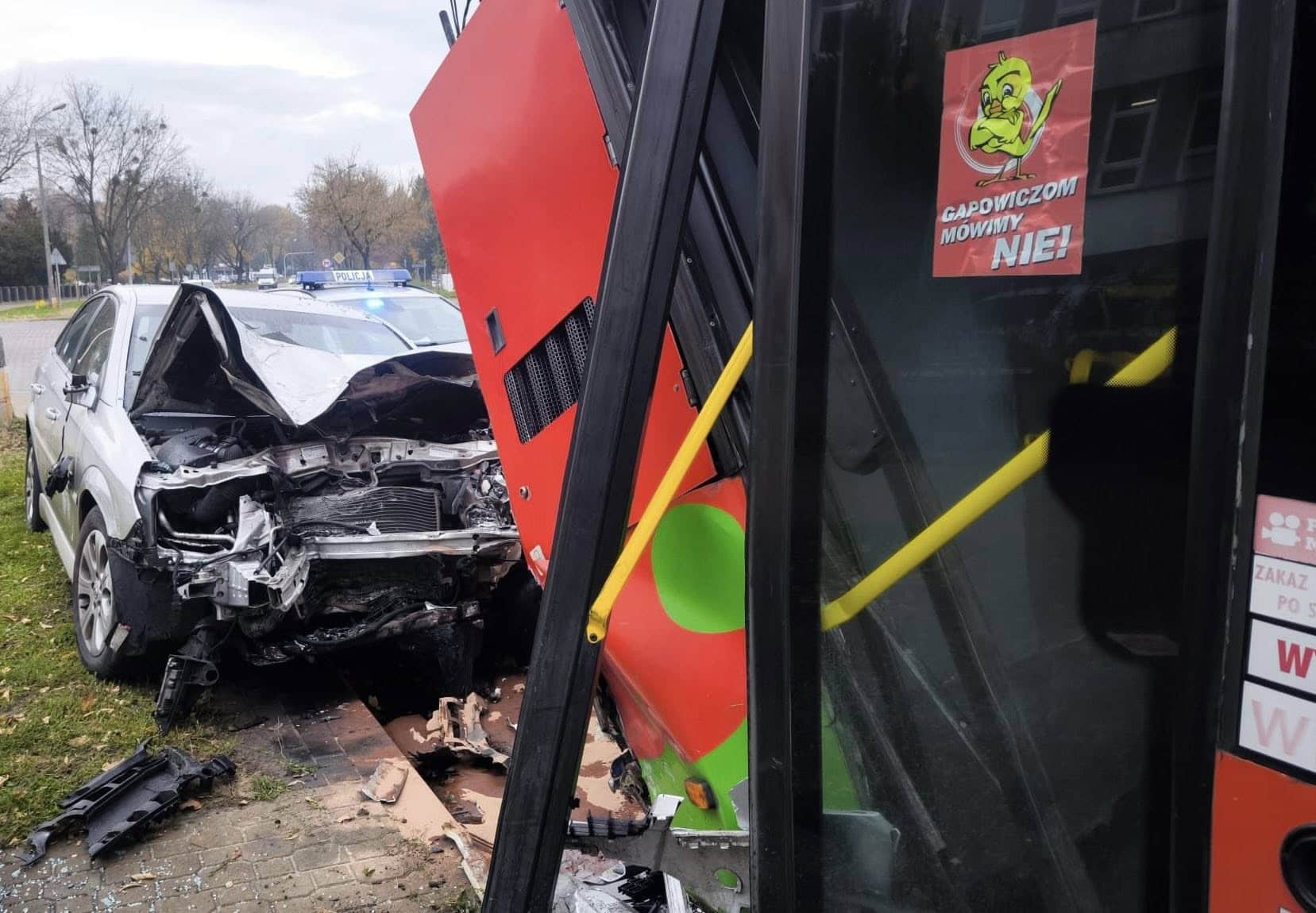 Infobus - Puławy: Pijany kierowca wjechał w autobus miejski. Cudem obyło się bez ofiar