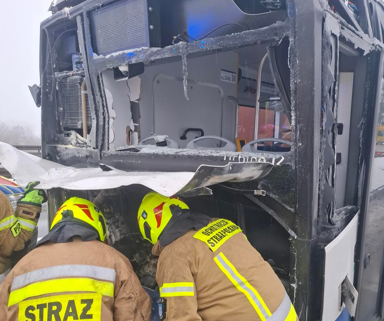 Infobus - Małopolskie: Ciężarówka wjechała w autobus MPK Kraków linii 245. Kierowca zasłabł
