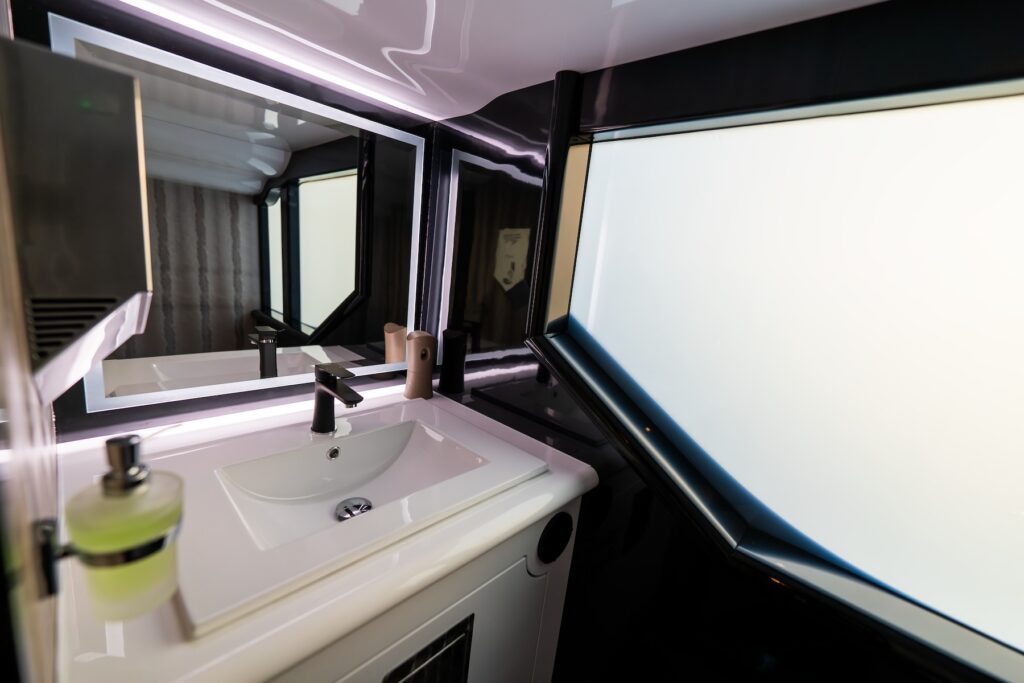 Nobless Line pokazuje nowy luksusowy autobus. Układ siedzeń 2+1, restauracja i toaleta z inteligentnym oknem – czeski standard premium wjeżdża na europejskie trasy / fot.. Nobless Line