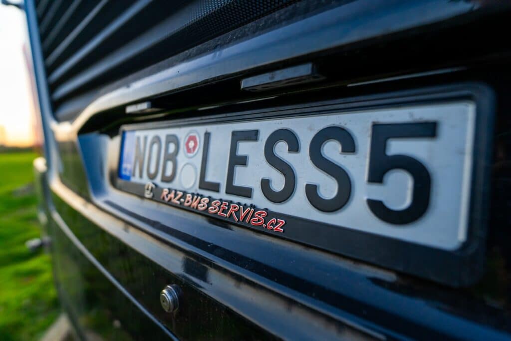 Nobless Line pokazuje nowy luksusowy autobus. Układ siedzeń 2+1, restauracja i toaleta z inteligentnym oknem – czeski standard premium wjeżdża na europejskie trasy