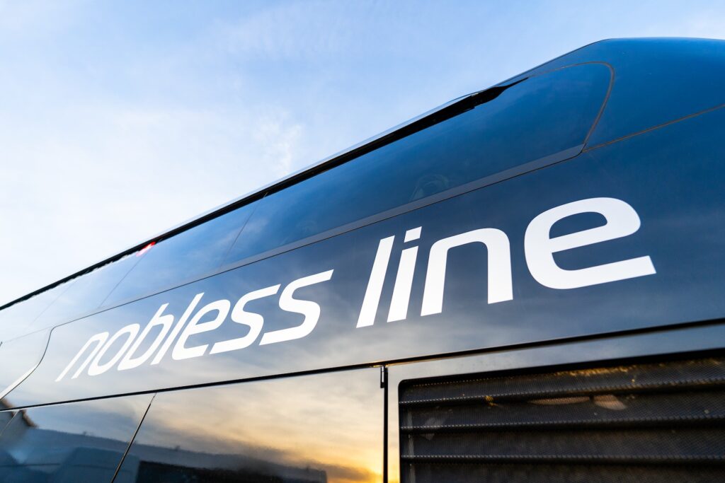 Nobless Line pokazuje nowy luksusowy autobus. Układ siedzeń 2+1, restauracja i toaleta z inteligentnym oknem – czeski standard premium wjeżdża na europejskie trasy / fot.. Nobless Line