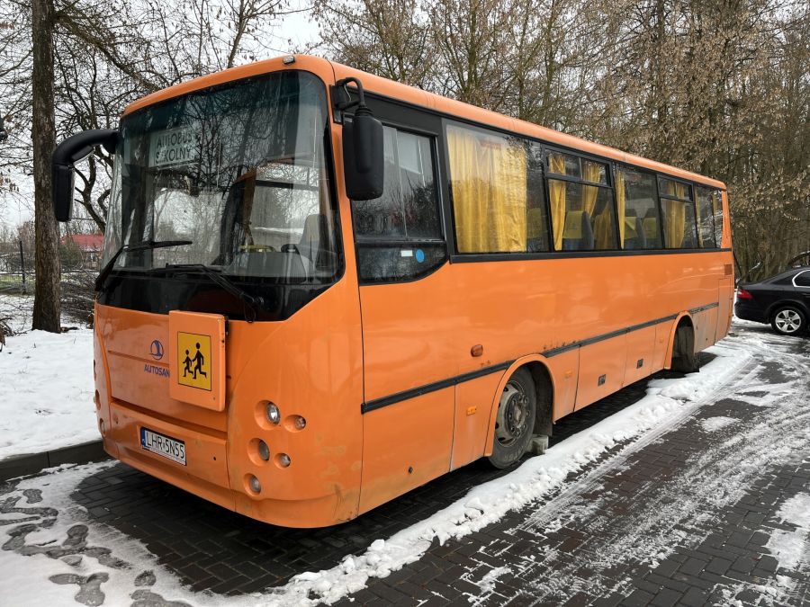 Stary autobus szkolny Autosan A0909L Tramp / fot. Gmina Trzeszczany