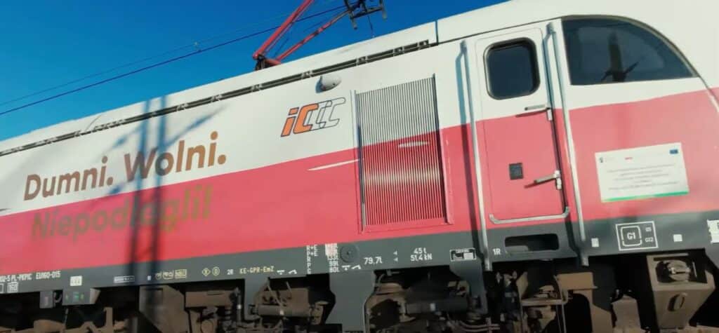 PKP Intercity świętuje Niepodległość. Biało-czerwona lokomotywa na torach