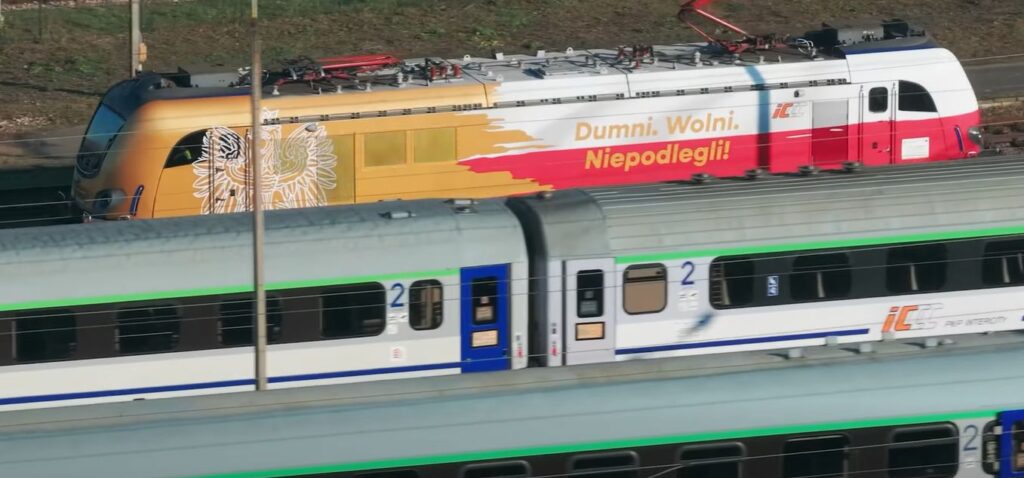 PKP Intercity świętuje Niepodległość. Biało-czerwona lokomotywa na torach