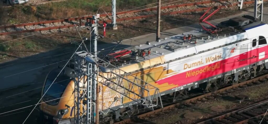 PKP Intercity świętuje Niepodległość. Biało-czerwona lokomotywa na torach