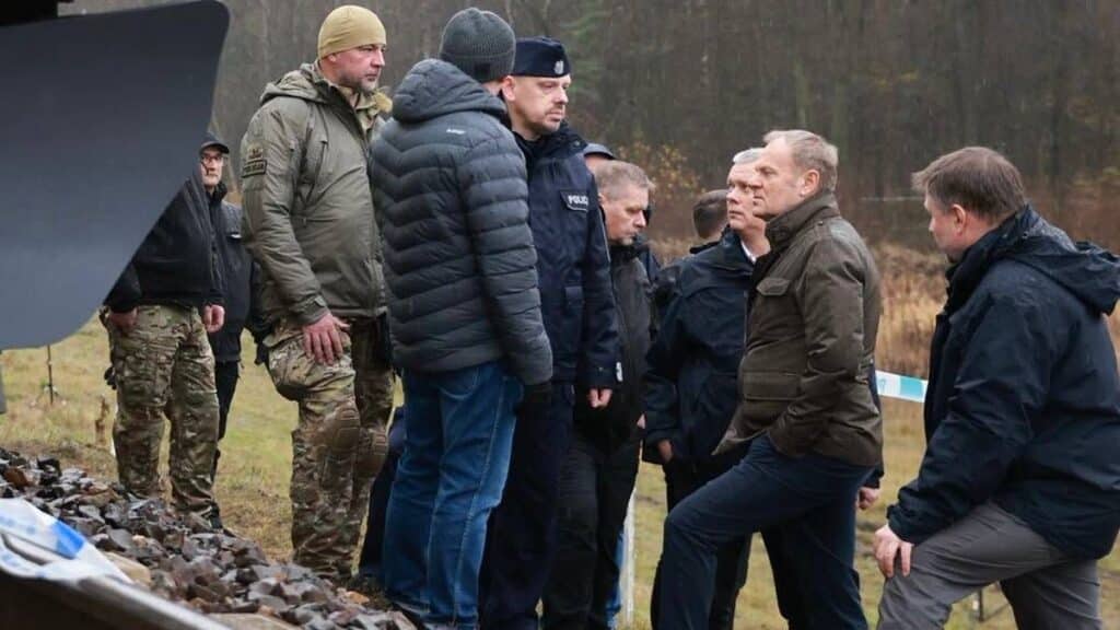 Premier Tusk potwierdza. Akt dywersji na kolei, tor zniszczony przez eksplozję!