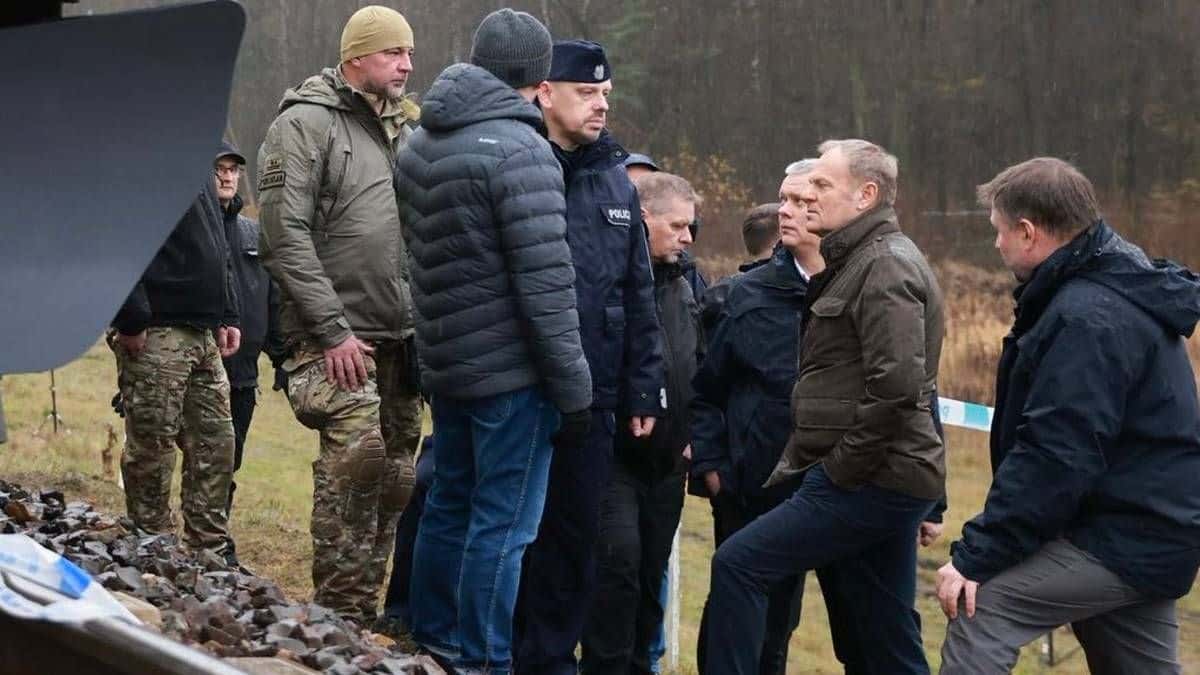 Inforail - Premier Tusk potwierdza. Akt dywersji na kolei, tor zniszczony przez eksplozję!