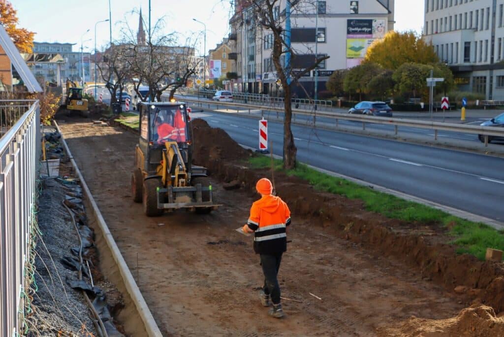 W Legnicy rozpoczęła się budowa zupełnie nowej ścieżki rowerowej, która znacząco poprawi spójność miejskiej infrastruktury.