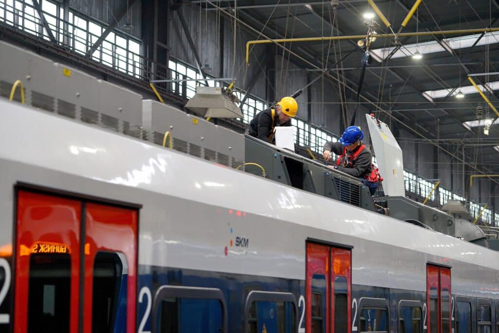 Flota PKP SKM w Trójmieście właśnie się powiększyła. Do ruchu pasażerskiego włączono dwa nowe pojazdy aglomeracyjne typu 58WE z rodziny IMPULS 2, wyprodukowane przez firmę NEWAG.