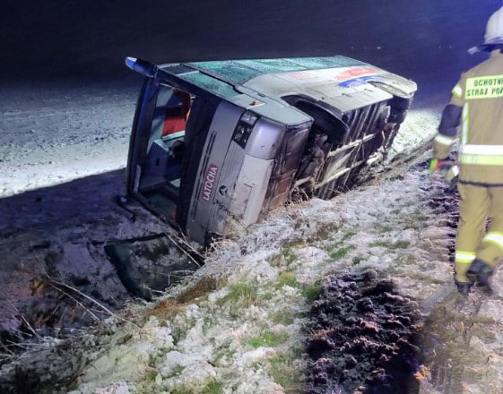 Pomorskie: Autobus wpadł do rowu. Siedmiu pasażerów, nikt nie ucierpiał PSP Tczew /Państwowa Straż Pożarna