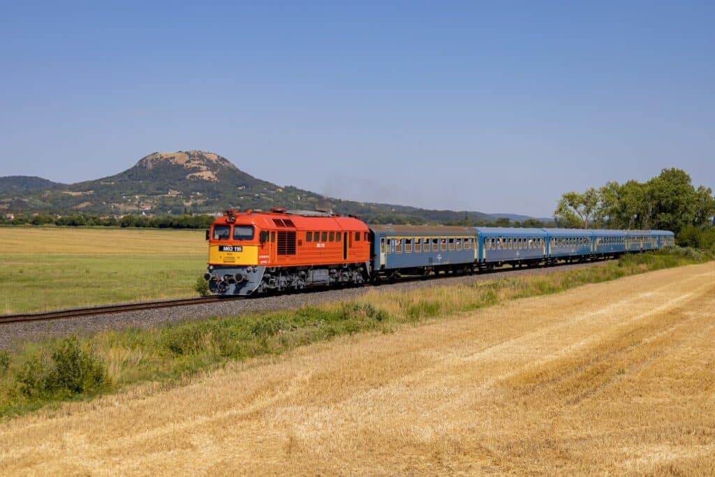 Retro zimowa podróż MÁV już za trzy dni! Kultowa lokomotywa poprowadzi specjalny skład wokół Balatonu foto: MAV