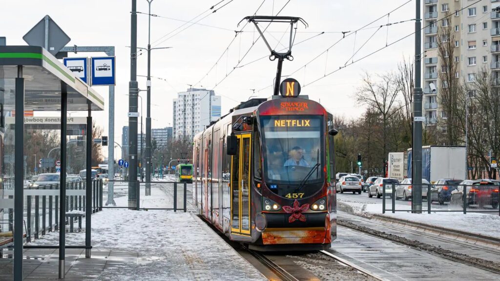 „Stranger Things 5” na torach Poznania. Specjalny tramwaj Netflixa kursuje po mieście foto: poznań.pl