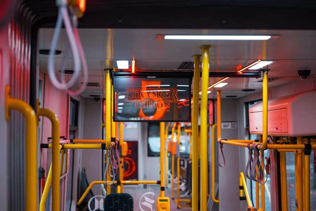 „Stranger Things 5” na torach Poznania. Specjalny tramwaj Netflixa kursuje po mieście foto: poznań.pl