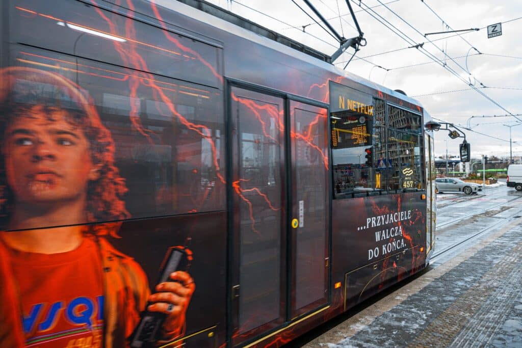 „Stranger Things 5” na torach Poznania. Specjalny tramwaj Netflixa kursuje po mieście foto: poznań.pl