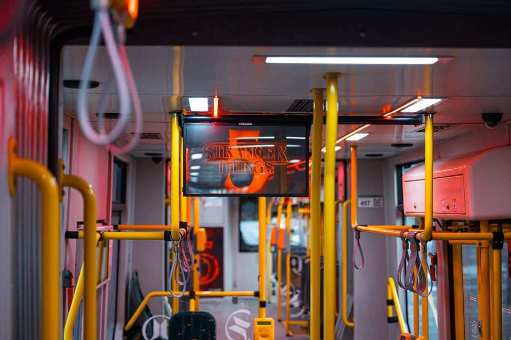 „Stranger Things 5” na torach Poznania. Specjalny tramwaj Netflixa kursuje po mieście foto: poznań.pl