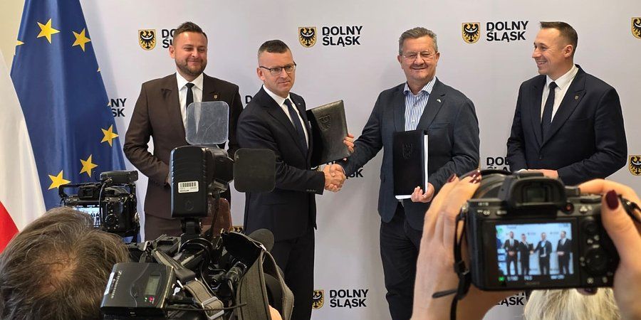 Podpisanie umowy na Elfy dla KD