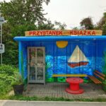 Przystanek Książka w Bogaczewie to wyjątkowe miejsce na terenie gminy Giżycko, które łączy funkcję przystanku z małą biblioteczką.