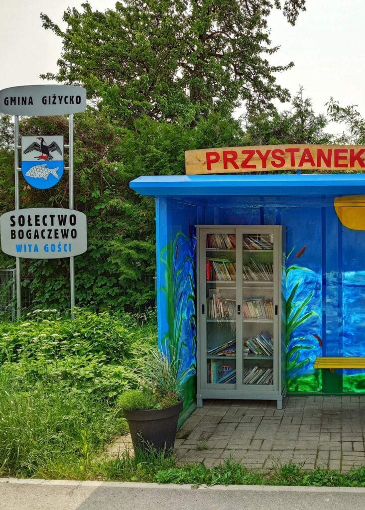 Przystanek Książka w Bogaczewie to wyjątkowe miejsce na terenie gminy Giżycko, które łączy funkcję przystanku z małą biblioteczką.