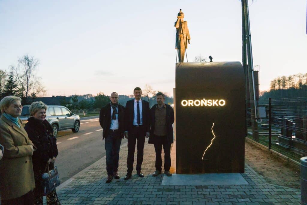 W Orońsku oficjalnie odsłonięto wyjątkowy przystanek autobusowy / fot. UG Orońsko