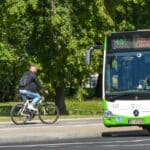 Polska mobilność transportowa w liczbach: lokalne przyzwyczajenia i wyzwania dla komunikacji publicznej