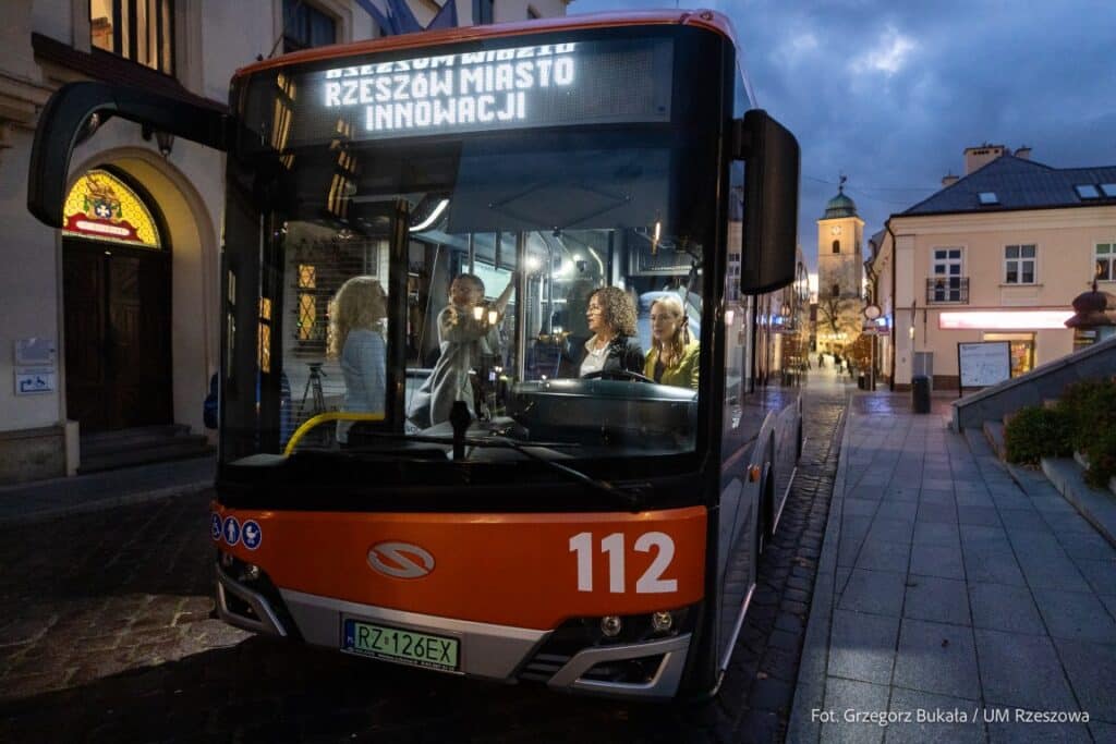 Miasta Rzeszów, Kielce i Białystok otrzymają prawie 900 mln zł na rozwój transportu publicznego od Ministerstwo Funduszy i Polityki Regionalnej  – przewidziany zakup 111 autobusów w ramach programu FEPW.
