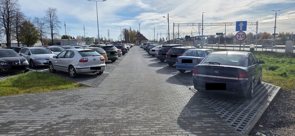 Polskie Linie Kolejowe S.A. udostępniły pięć nowych parkingów na Mazowszu, a kolejny jest w budowie