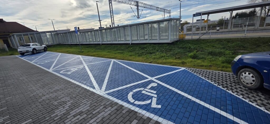 Polskie Linie Kolejowe S.A. udostępniły pięć nowych parkingów na Mazowszu, a kolejny jest w budowie