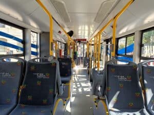 1. O ile procent wzrosną ceny biletów komunikacji miejskiej w Lublinie od 16 lutego 2026 roku? 2. Których pasażerów nie obejmą podwyżki dzięki lubelskiej karcie miejskiej? 3. Jakie argumenty przedstawił ratusz, uzasadniając potrzebę zmian w taryfie biletowej?