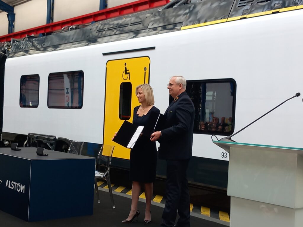 Podpisanie umowy na piętrowe ezt-y dla PKP Intercity