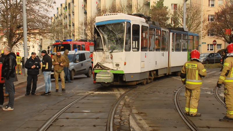 Infotram - Wykolejenie tramwaju linii 11 w Szczecinie. Jedna osoba ranna, trwa wyjaśnianie przyczyn