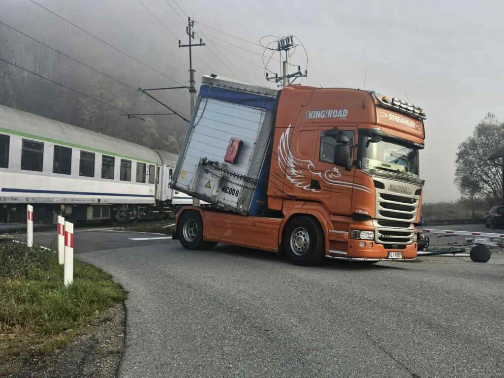 Kolejna ciężarówka wjechała pod pociąg. Tym razem na szczęście bez ofiar źródło: X/Janusz Malinowski